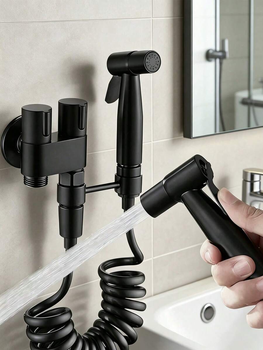 6件組浴室噴霧器套裝，包含1個可調節不鏽鋼浴室噴霧器、壁掛式79英吋軟管及免鑽孔支架。適用於浴室清潔、個人衛生及馬桶清潔。這款多功能清潔工具是現代浴室的實用必需品。