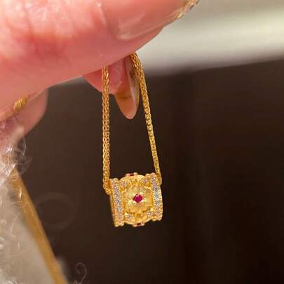 Collar lariat vintage para mujer con flor en relieve, chapado en oro de 18K cepillado e incrustado con circonita roja
