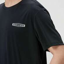 Skechers Kaos Pria Lengan Pendek Kerah Bulat Longgar, Atasan Olahraga Serbaguna untuk Lari dan Perjalanan - Hitam - View 5