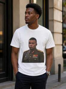 Camiseta con Retrato Militar de Kylian Mbappé |   Camiseta Vintage con Gráfico de Fútbol - Blanco - Ver 2