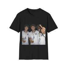 Camiseta con meme de Harry Kane del equipo de fútbol de Inglaterra |   Camiseta con Retrato de Grupo de Tres Amigos - Negro - Ver 1