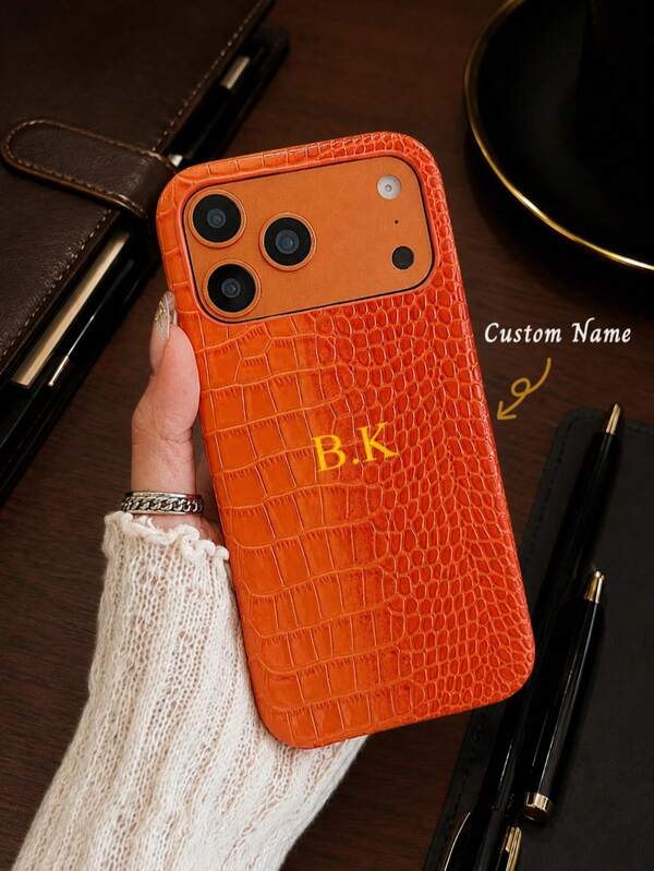Personalisierte Luxus Handyhülle aus Leder mit Krokodilstruktur, Neue 17 Orange Koreanischer minimalistischer Retro Paar Handyhülle, Individuelle Buchstaben Namen, Old Money Stil, Geschenk für Sie, Ästhetisch, Chic & Elegant