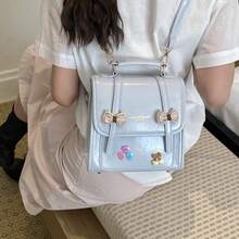1 pièce Sac carré à main blanc crème brillant en PU avec décoration nœud & cœur, corps en forme de boîte, poignée courte assortie, rabat avec double sangle en cuir & nœud en tissu à carreaux légers, appliqué en tissu patchwork cœur & cerise coloré, logo anglais embossé, bandoulière longue réglable, style collégienne douce, taille compacte, convient pour téléphone, rouge à lèvres, écouteurs, clés, look blanc crème doux et jeune, convient pour le campus, les rendez-vous, l'après-midi - Multicolore - Voir 11