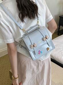 1 pièce Sac carré à main blanc crème brillant en PU avec décoration nœud & cœur, corps en forme de boîte, poignée courte assortie, rabat avec double sangle en cuir & nœud en tissu à carreaux légers, appliqué en tissu patchwork cœur & cerise coloré, logo anglais embossé, bandoulière longue réglable, style collégienne douce, taille compacte, convient pour téléphone, rouge à lèvres, écouteurs, clés, look blanc crème doux et jeune, convient pour le campus, les rendez-vous, l'après-midi - Multicolore - Voir 4