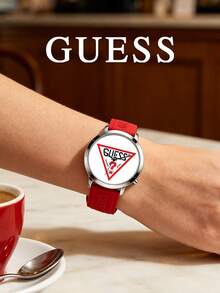 GUESS 銀色錶殼極簡腕錶，復古紅色三角 Logo 印花錶盤、壓紋 Logo 軟矽膠錶帶，時尚日常石英手錶 - 紅色 - 查看 3