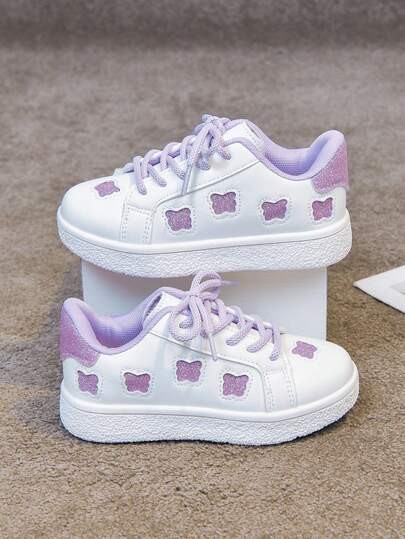 1 paire de baskets blanches polyvalentes à lacets confortables et respirantes pour filles, chaussures de skate à la mode avec décoration de broderie de dessin animé doux et patchwork, chaussures décontractées de campus pour étudiantes, chaussures de sport de course pour bébé, essentiel pour les vacances