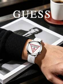 GUESS 銀色錶殼極簡腕錶，復古紅色三角 Logo 印花錶盤、壓紋 Logo 柔軟矽膠錶帶，時尚日常石英手錶 - 白色 - 查看 1