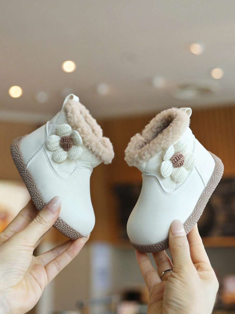 1 Pair Baby Boots With Handmade Knitted Floral Decoration On The Side, Sweet And Cute. Non-Slip Rubber Sole, Strong Grip, Stable Walking And Less Likely To Fall - Beige - View 1