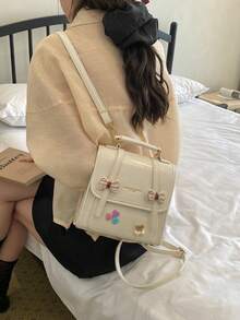1 pièce Sac carré à main blanc crème brillant en PU avec décoration nœud & cœur, corps en forme de boîte, poignée courte assortie, rabat avec double sangle en cuir & nœud en tissu à carreaux légers, appliqué en tissu patchwork cœur & cerise coloré, logo anglais embossé, bandoulière longue réglable, style collégienne douce, taille compacte, convient pour téléphone, rouge à lèvres, écouteurs, clés, look blanc crème doux et jeune, convient pour le campus, les rendez-vous, l'après-midi - Multicolore - Voir 5
