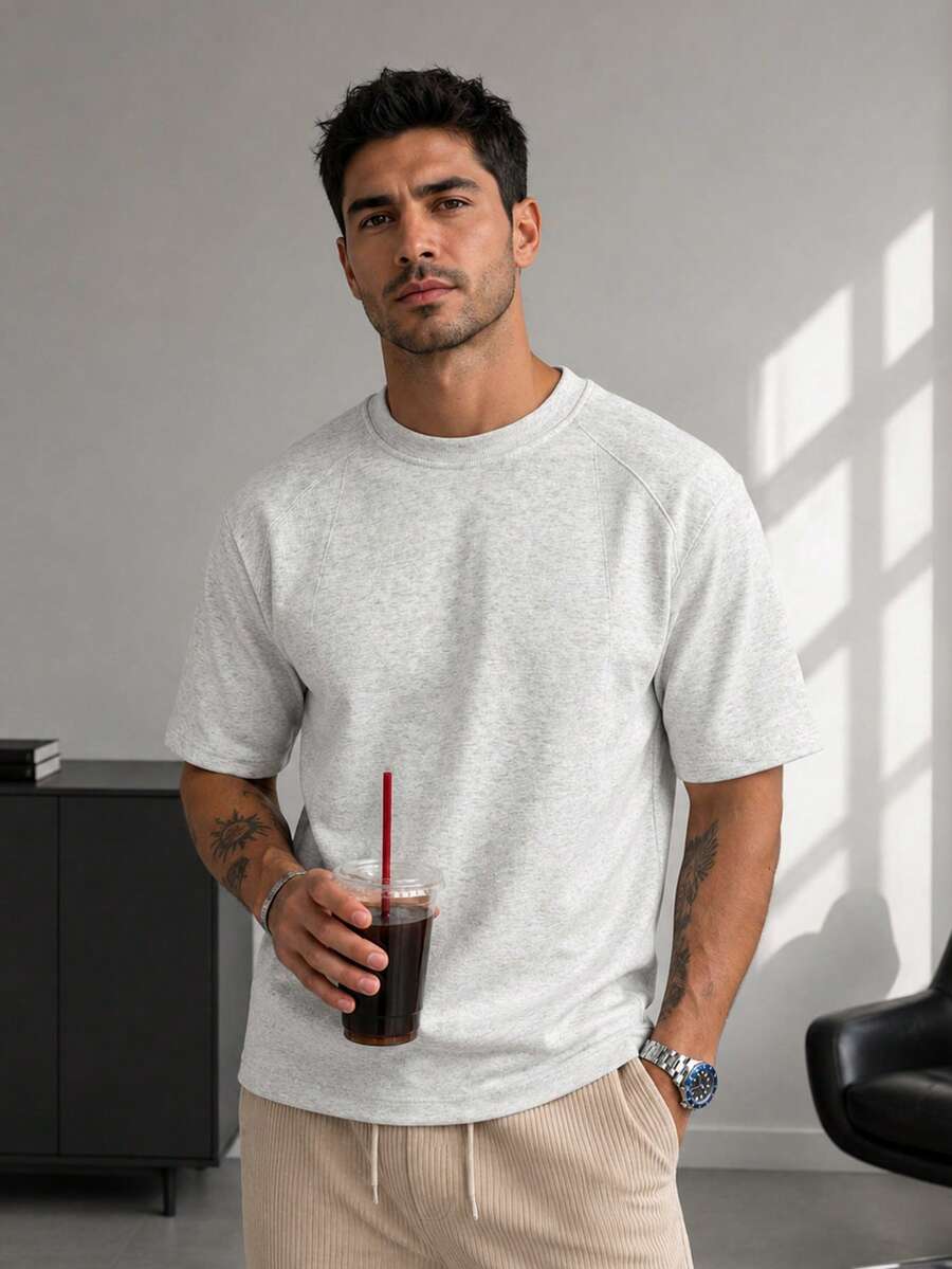 1 pieza Camiseta de hombre de unicolor con textura premium, cuello redondo de manga corta transpirable y agradable al tacto, estilo discreto de dinero antiguo, lavable a máquina, adecuada para el uso diario y deportes al aire libre - Gris Claro - Ver 1