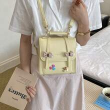 1 pièce Sac carré à main blanc crème brillant en PU avec décoration nœud & cœur, corps en forme de boîte, poignée courte assortie, rabat avec double sangle en cuir & nœud en tissu à carreaux légers, appliqué en tissu patchwork cœur & cerise coloré, logo anglais embossé, bandoulière longue réglable, style collégienne douce, taille compacte, convient pour téléphone, rouge à lèvres, écouteurs, clés, look blanc crème doux et jeune, convient pour le campus, les rendez-vous, l'après-midi - Multicolore - Voir 13
