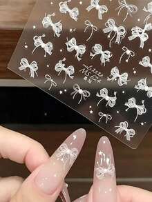 1片法式蕾絲蝴蝶結3D美甲貼紙，鏤空緞帶蝴蝶結與珍珠組合印花，純白色極簡優雅，壓紋工藝還原蕾絲質感，自黏式易貼，適合乳白色與裸色指甲油底色，手工溫柔淑女日常美甲裝飾配件 - 彩色 - 查看 4