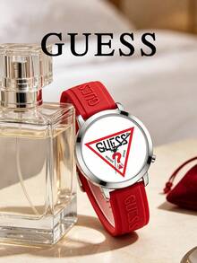 GUESS 銀色錶殼極簡腕錶，復古紅色三角 Logo 印花錶盤、壓紋 Logo 軟矽膠錶帶，時尚日常石英手錶 - 紅色 - 查看 2