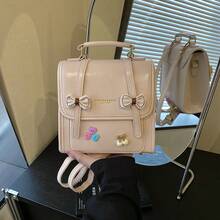 1 pièce Sac carré à main blanc crème brillant en PU avec décoration nœud & cœur, corps en forme de boîte, poignée courte assortie, rabat avec double sangle en cuir & nœud en tissu à carreaux légers, appliqué en tissu patchwork cœur & cerise coloré, logo anglais embossé, bandoulière longue réglable, style collégienne douce, taille compacte, convient pour téléphone, rouge à lèvres, écouteurs, clés, look blanc crème doux et jeune, convient pour le campus, les rendez-vous, l'après-midi - Multicolore - Voir 15