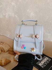 1 pièce Sac carré à main blanc crème brillant en PU avec décoration nœud & cœur, corps en forme de boîte, poignée courte assortie, rabat avec double sangle en cuir & nœud en tissu à carreaux légers, appliqué en tissu patchwork cœur & cerise coloré, logo anglais embossé, bandoulière longue réglable, style collégienne douce, taille compacte, convient pour téléphone, rouge à lèvres, écouteurs, clés, look blanc crème doux et jeune, convient pour le campus, les rendez-vous, l'après-midi - Multicolore - Voir 6