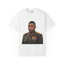 Camiseta con Retrato Militar de Kylian Mbappé |   Camiseta Vintage con Gráfico de Fútbol - Blanco - Ver 1