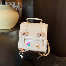 1 pièce Sac carré à main blanc crème brillant en PU avec décoration nœud & cœur, corps en forme de boîte, poignée courte assortie, rabat avec double sangle en cuir & nœud en tissu à carreaux légers, appliqué en tissu patchwork cœur & cerise coloré, logo anglais embossé, bandoulière longue réglable, style collégienne douce, taille compacte, convient pour téléphone, rouge à lèvres, écouteurs, clés, look blanc crème doux et jeune, convient pour le campus, les rendez-vous, l'après-midi - Multicolore - Voir 14