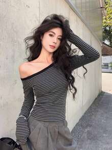 Blus Wanita Slim Fit Lengan Panjang Satu Bahu Asimetris Bergaris Musim Semi/Panas - Grey - View 5