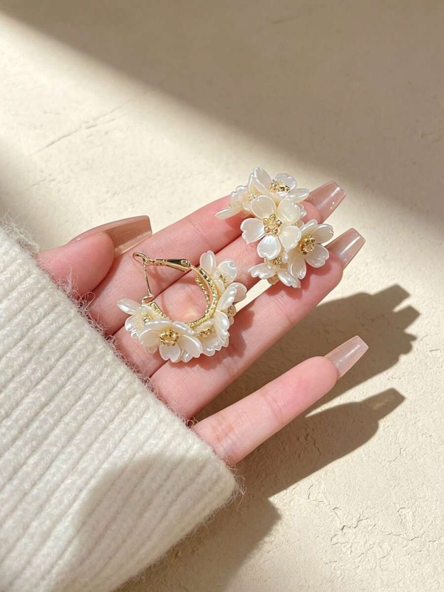 JOJELOO 1Pair White Shell Flower Earrings, Gold Plated With Sparkling Rhinestone, Delicate Floral Studs For Women, Great For Wedding & Daily Wear