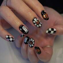 Arte de uñas de Halloween, 24 piezas/Set de uñas postizas cortas ovaladas con diseño de cuadros, fantasmas, calabazas y flores blancas, set portátil adecuado para chicas modernas, mujeres de oficina, fiestas, citas y uso diario y de fiesta - Multicolor - Ver 8