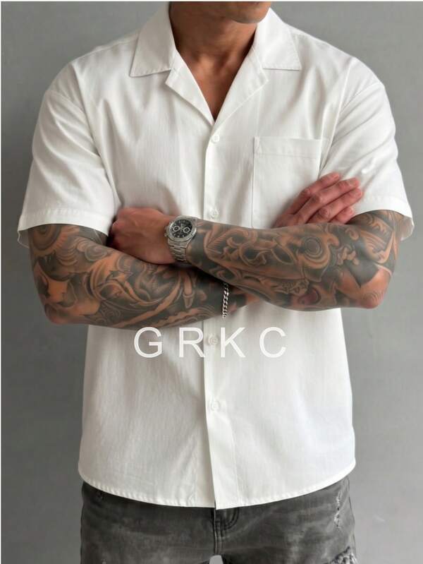 GRKC Top Masculina de Manga Curta com Gola Cubana, Ajuste Reto Solto, Estilo Casual Americano, Cor Branca Pura Sólida, Bolso Patch, Top para Primavera e Verão