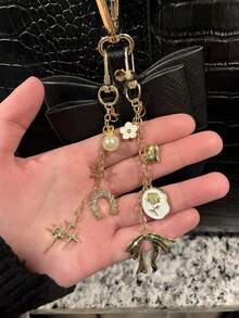 唇彩/護唇膏/口紅吊飾－包包裝飾、鑰匙圈裝飾，愛心、蝴蝶結、星星、珍珠配件，送給伴侶、母親、姊妹或任何女性的禮物。日常配件，簡約百搭，適用於包包、鑰匙、汽車、戶外活動、衣物與褲子。節日、生日、派對、婚禮季、伴娘禮物、紀念品與情侶配件的完美選擇（不含唇彩） - 彩色 - 查看 2