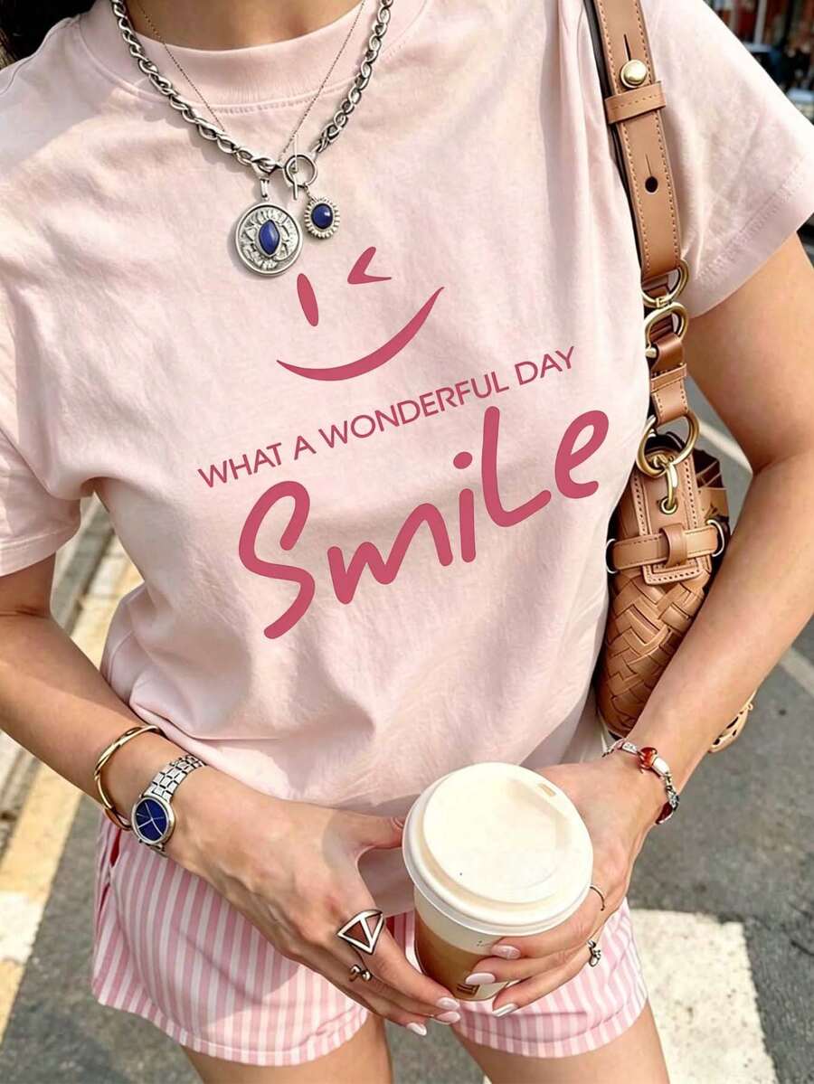Camiseta de manga corta y cuello redondo con estampado de cara sonriente y guiñando el ojo con el lema en inglés "Beautiful Day" para mujer de talla grande, top holgado color rosa - Rosa - Ver 1