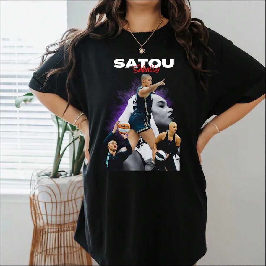 Satou Sabally Graphic Basketball T-Shirt - 黑色 - 查看 1
