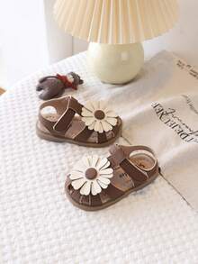 New Girls Baby Closed-Toe Sandals, Simple Hollow Flower Design, Soft Sole Anti-Slip, Lightweight Comfortable Summer Beach Sandals - Brown - View 2