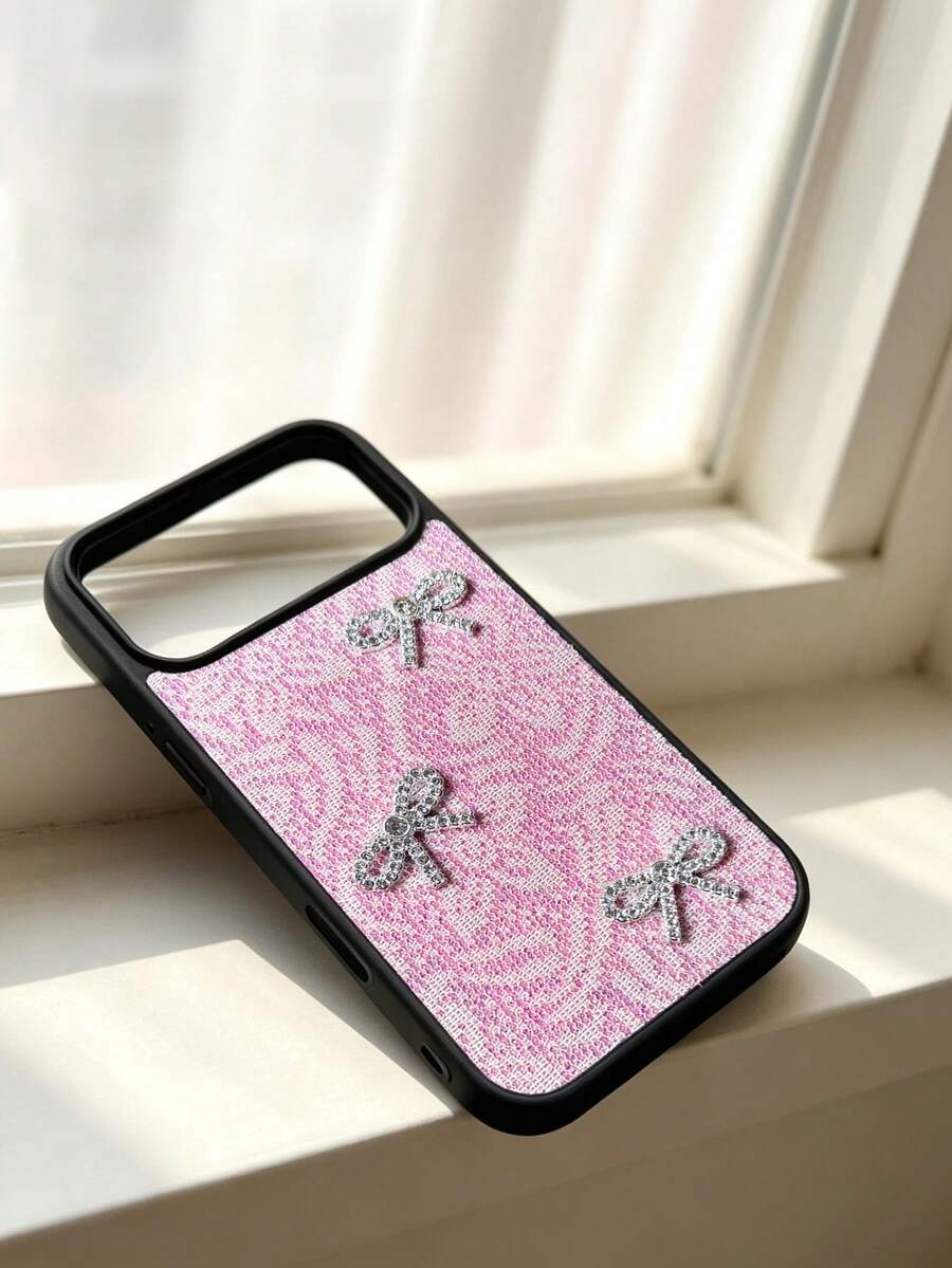 1pc Glitter Pink Fabric Flower 3D Rhinestone Bow PC+TPU Phone Case, Compatible With Apple 17 17Pro 17ProMax 16ProMAX 16PRO 16 11 12 13 14 15 12Pro 13Pro 14Pro 15Pro 14ProMAX 15ProMAX Apple Phone Protective Shell - Pink - View 1