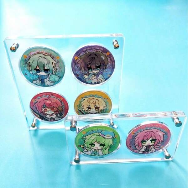 Stand Pajangan Akrilik untuk Lencana Karakter Anime, Cocok untuk Lencana 58mm, Tersedia Berbagai Gaya, Sangat Transparan, Tahan Debu dan Tebal, Dapat Digunakan untuk Pajangan Merchandise Anime dan Lencana Serial Anime.