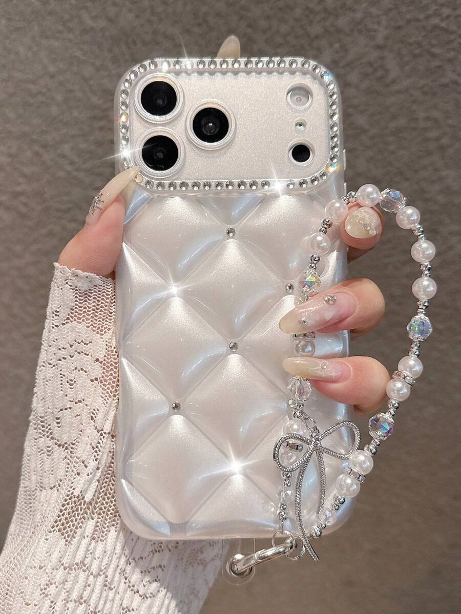 奢華珍珠白水鑽菱形圖案手機殼 + 手腕掛繩，適用於 iPhone 17 Pro Max/17 Pro/17/16 Pro Max/16/16 Pro/16 Plus/15/15 Pro Max/15 Pro/15 Plus/11/12/13/14 Pro Max/12 Pro/12 Pro Max/13 Pro/13 Pro Max/14 Pro 全包覆防震保護殼