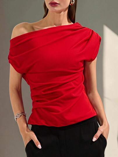 Rote Damenbluse mit Raffungen und asymmetrischem Ausschnitt
