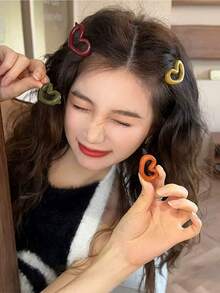 10/1入甜美鏤空愛心髮夾 迷人髮飾 適用瀏海與側髮 鴨嘴夾設計 時尚百搭 適合日常外出與休閒聚會 - A - 查看 3