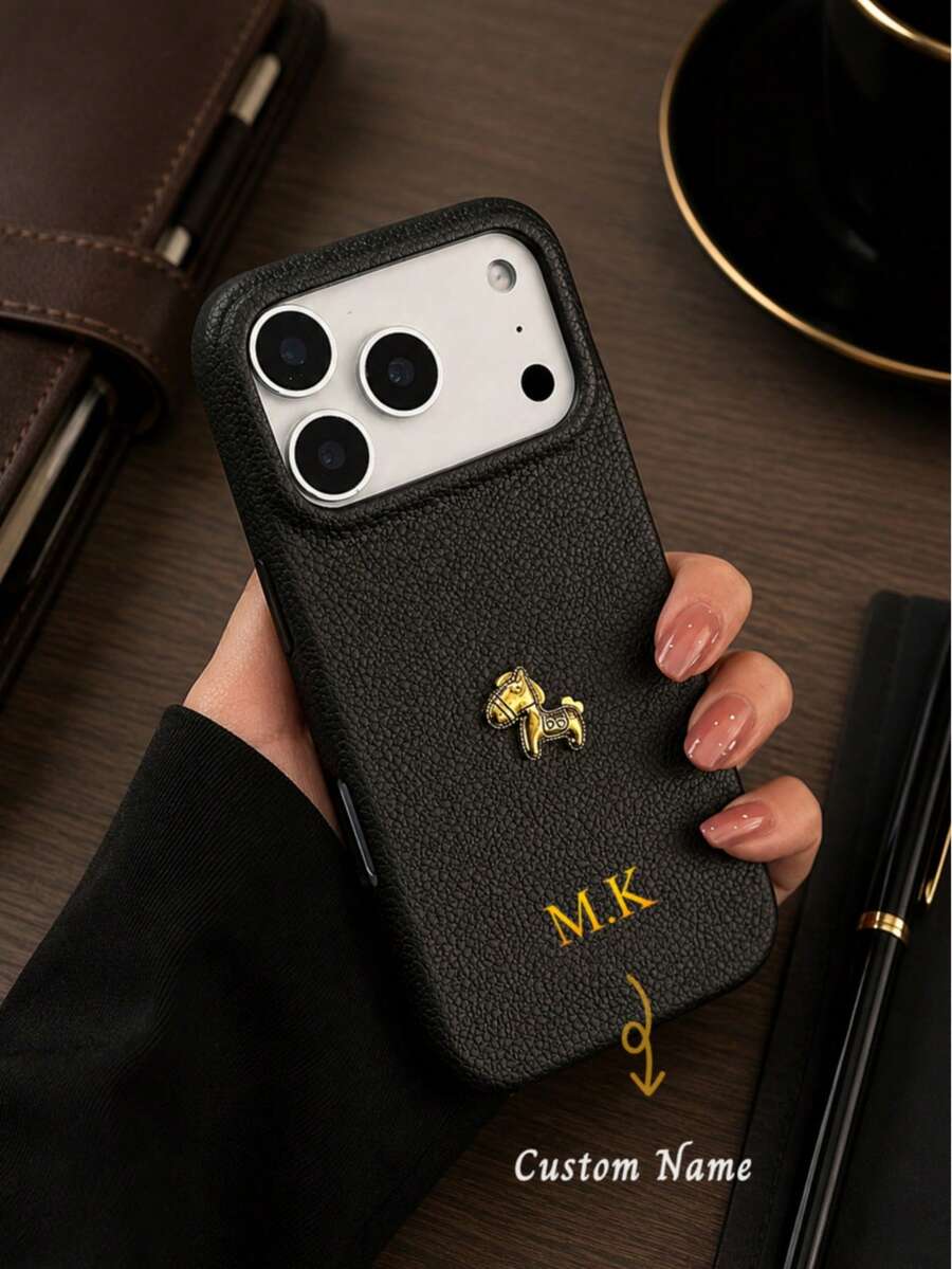 馬合金皮革極簡防震荔枝紋金箔壓印客製化金屬馬手機殼，個性化字母姓名，3D金屬馬標誌，金箔個性化縮寫，吉祥農曆新年馬年祝福，極簡純色防震情侶手機殼，適用於 Apple 17 16 15 14 Pro Max 13 12 11 Plus，情人節禮物，生日禮物，節日禮物，送給他/她的禮物，個性化禮物，週年紀念禮物，婚禮禮物，送給父母的個性化禮物 (金箔壓印)，復活節春季禮物
