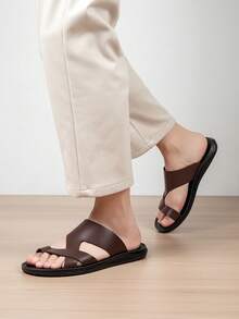 Sandal Pria Model Timur Tengah Terbaru, Serbaguna, Model Jepit Jari Kaki dengan Tali Silang, Sol Lembut, Tahan Lama, Kasual untuk Pantai Sehari-hari - Coklat - View 8