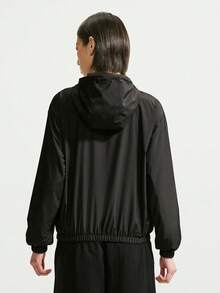 Nike 女款 AS W NK UV CLSSC 連帽外套 梭織連帽夾克 IM8162-010 - 黑色 - 查看 2