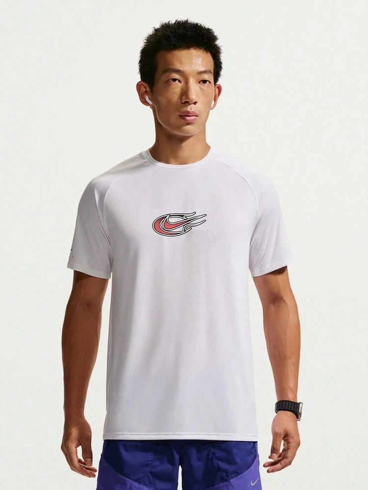 Nike 男款 AS M NK DFADV STRIDE UNSTP SS 短袖 T 恤,針織無領短版 T 恤 TIO1418-100 - 紅木色 - 查看 1