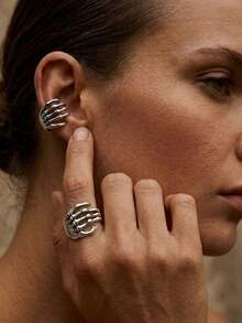 2pcs/Set Anting Jepit dan Cincin Bentuk Tangan Tengkorak Gaya Gotik untuk Wanita, Model Vintage Perak Punk Halloween, Bentuk Tengkorak, Cincin Terbuka yang Dapat Diatur, Jepit, dan Anting Lilit. - MultiWarna - View 1