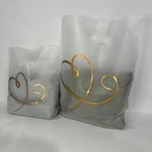 Kit 2 tamanhos Sacola Plástica P e M (P: 25x30 cm e M: 30x40 cm) Kit 50 unidades Coração Dourado - Visão 8