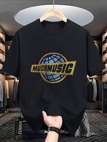 Camiseta de talla grande para hombre, camiseta negra de manga corta con el texto 'MUCHMUSIC' en negrita sobre un gráfico de globo azul con borde dorado, estilo retro vintage, TALLA GRANDE - Negro - Ver 6