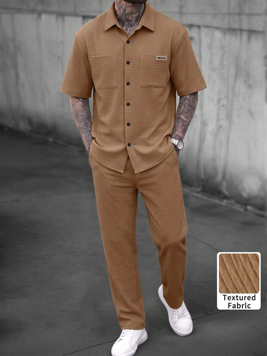 2 piezas Conjunto casual para hombre, camisa de manga corta con botones de resina en el cuello y pantalones largos con cordón, tela de poliéster texturizada, bolsillos dobles + logotipo distintivo, unicolor clásico