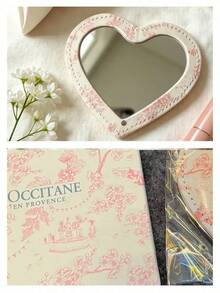 L'Occitane Espelho de Mão com Padrão Floral em Formato de Coração, Espelho de Maquiagem Portátil de Bolso, Adequado para Retoques Diários, Viagens, Presentes de Aniversário e Feriados LOCCITANE-GIFT-31 - Rosa claro + branco - Visão 4