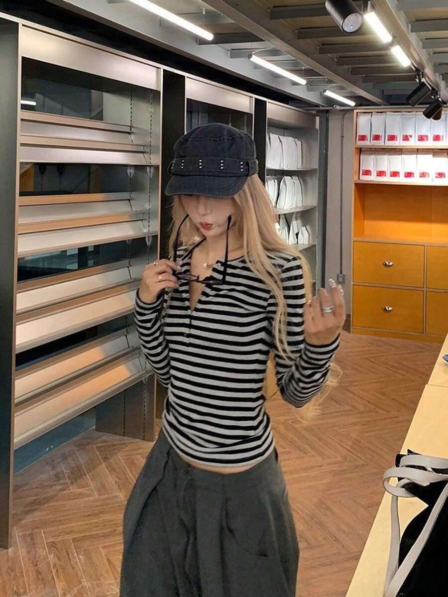 Contrast Stripe Slim Fit Long Sleeve T-Shirt, Scoop Neck Black And White Top, Stretchy Layering Tee For Fall/Winter Outfits, Casual Vintage Style - Black - View 1