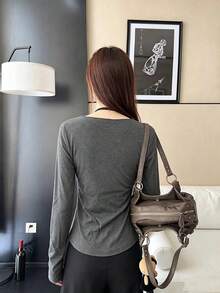 Kaos Wanita Model Berlapis dengan Hiasan Renda, Simpul Depan, dan Detail Kerut. - Grey - View 2