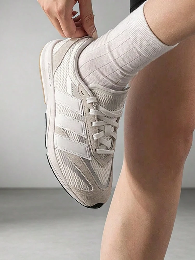 adidas LIGHTBLAZE LP حذاء جري كاجوال منخفض الرقبة للنساء، مريح ومتعدد الاستخدامات، قماش مقاوم للتآكل، رمادي وأبيض - أبيض مائل للصفرة - مشاهدة 1