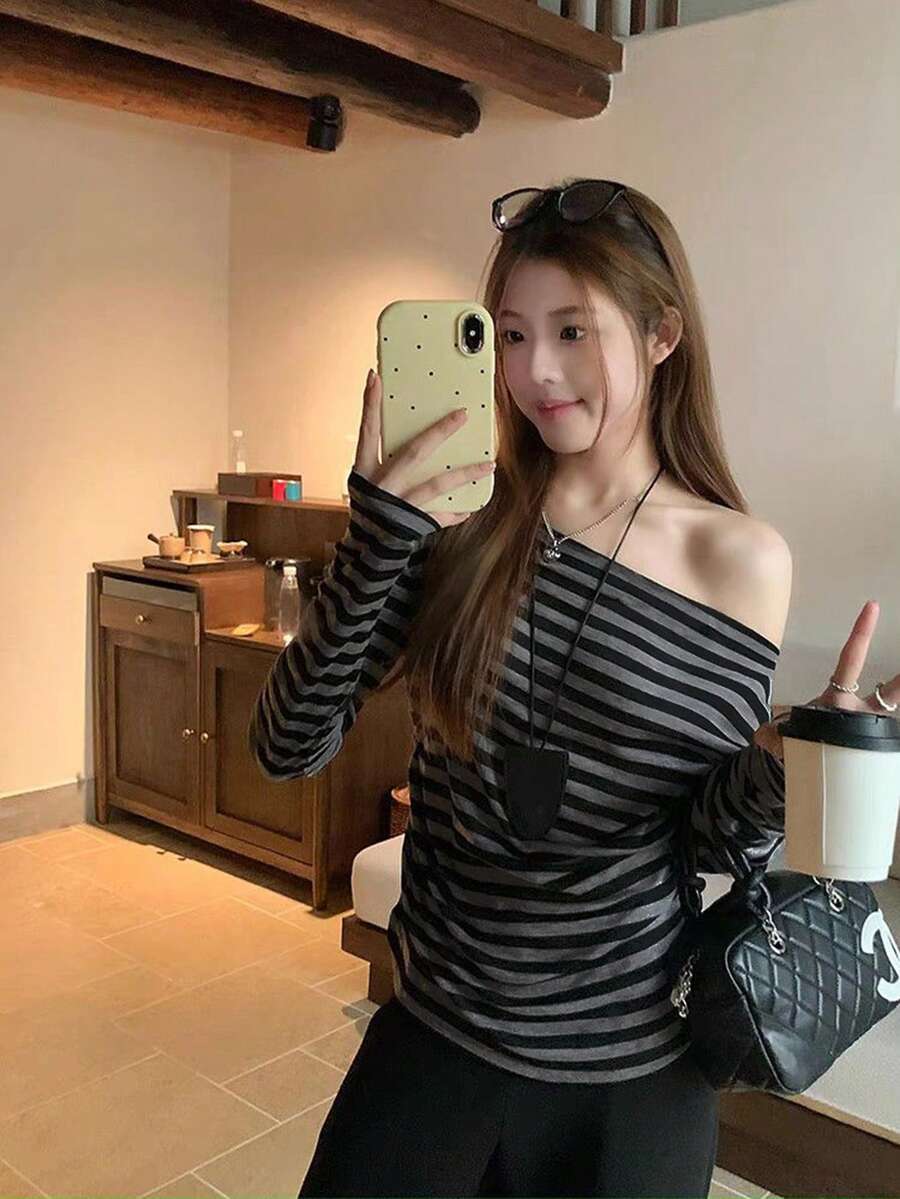 Kaos Lengan Panjang Off-Shoulder Garis Kontras, Atasan Rajut Elastis Slim Fit, Pakaian Kasual Musim Gugur Hitam dan Abu-abu untuk Wanita, Gaya Streetwear Y2K - Hitam - View 1