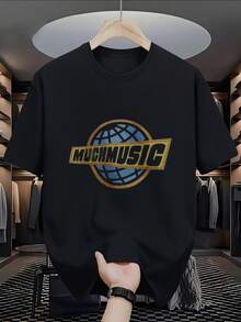 Camiseta de talla grande para hombre, camiseta negra de manga corta con el texto 'MUCHMUSIC' en negrita sobre un gráfico de globo azul con borde dorado, estilo retro vintage, TALLA GRANDE - Negro - Ver 1