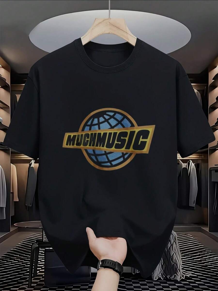 Camiseta de talla grande para hombre, camiseta negra de manga corta con el texto 'MUCHMUSIC' en negrita sobre un gráfico de globo azul con borde dorado, estilo retro vintage, TALLA GRANDE - Negro - Ver 1