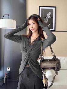 Kaos Wanita Model Berlapis dengan Hiasan Renda, Simpul Depan, dan Detail Kerut. - Grey - View 6